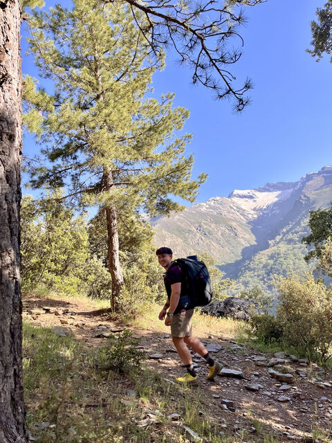 Raúl Solana caminando por una ruta de montaña